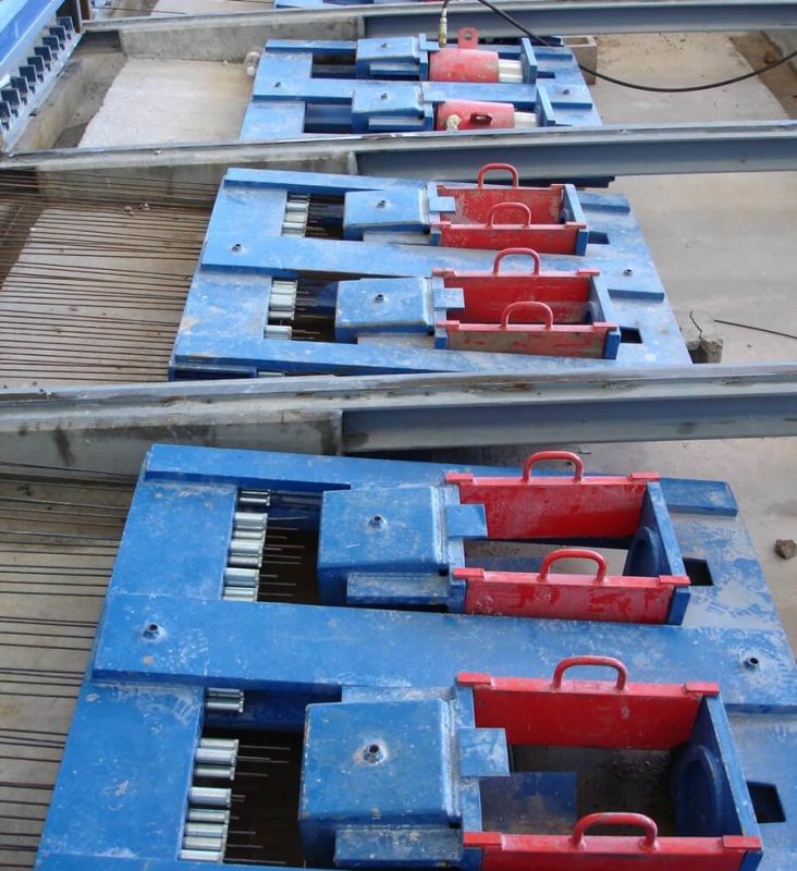 De-Tensioning Jacks