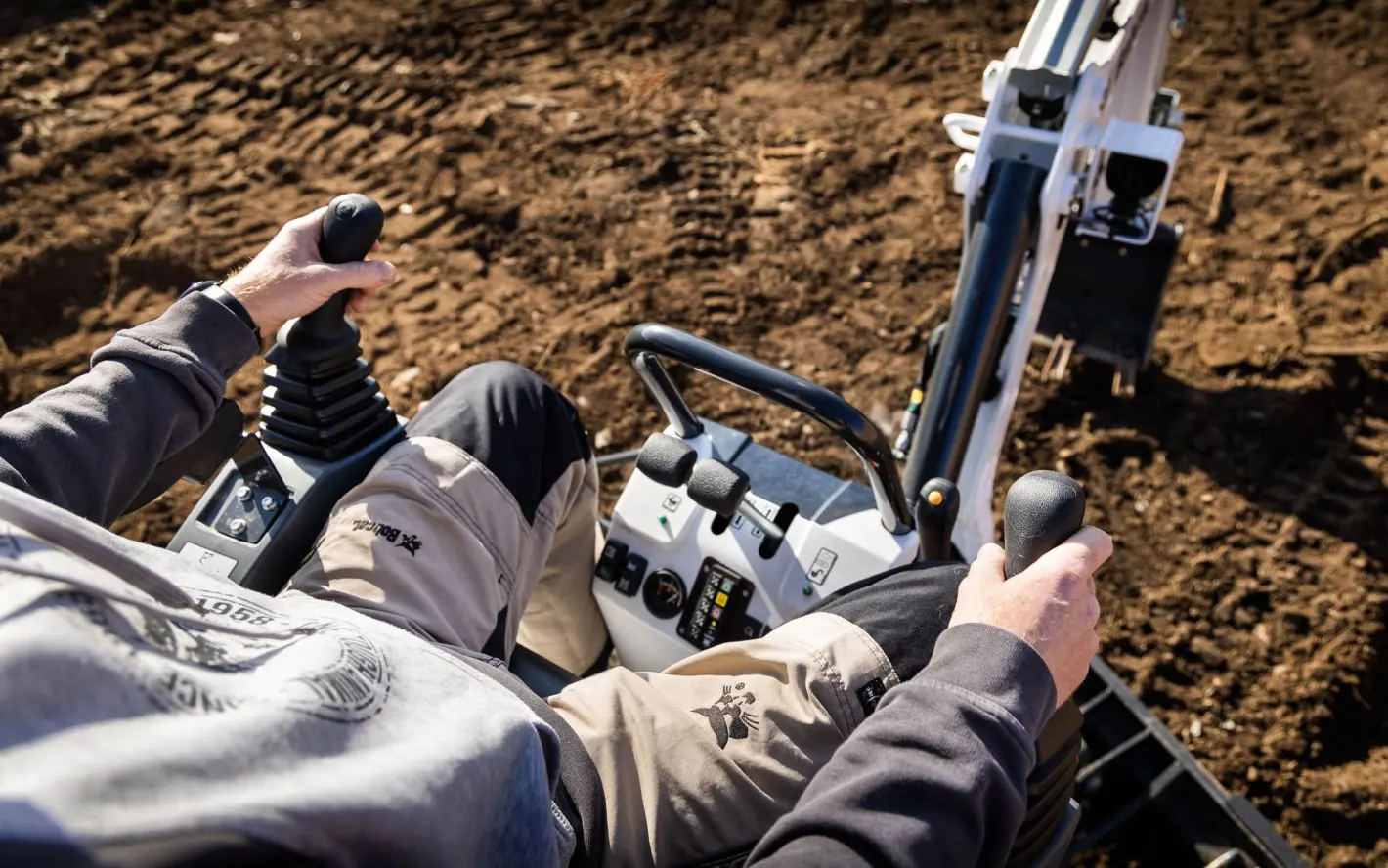 Bobcat E10z: Auxiliary Hydraulics