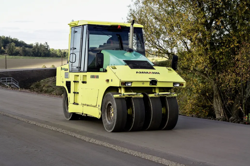 Ammann AP 240 with vibratory roller – view 2