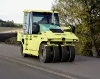 Ammann AP 240 with vibratory roller – view 2