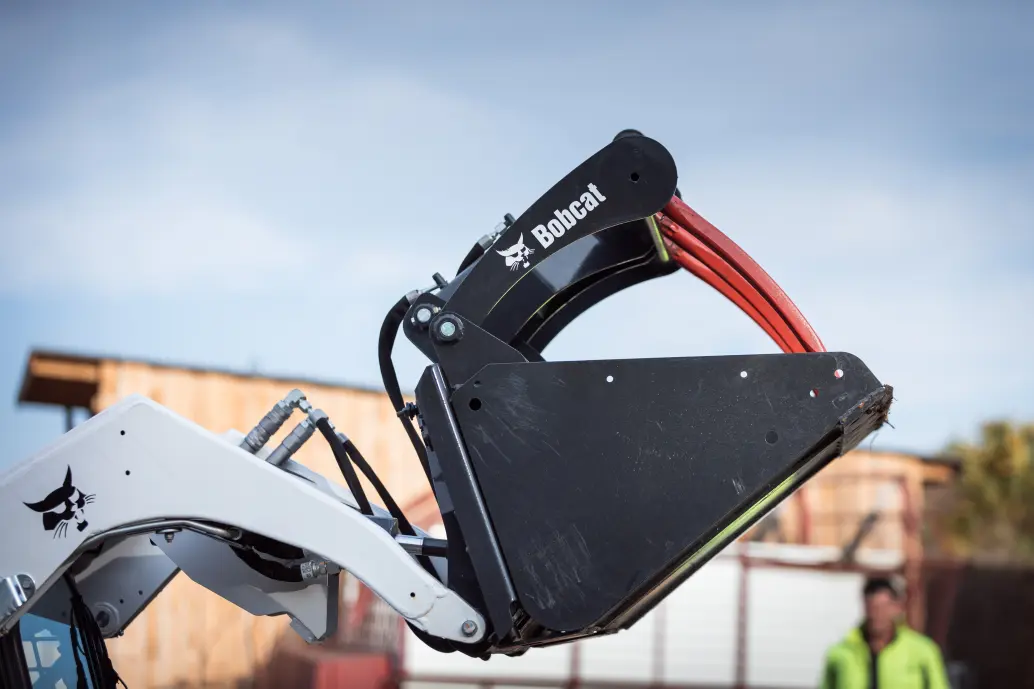 Bobcat S70 with grapple for farm work – view 2