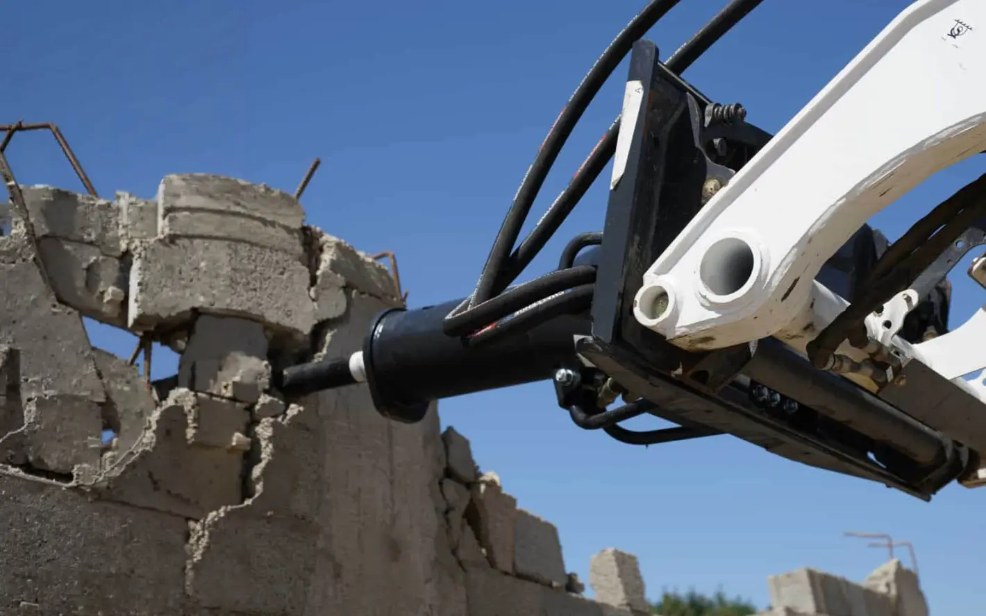 Bobcat Hydraulic Breakers: Versatile Mounting Options