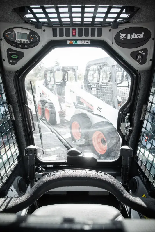 Bobcat S100 – cab interior