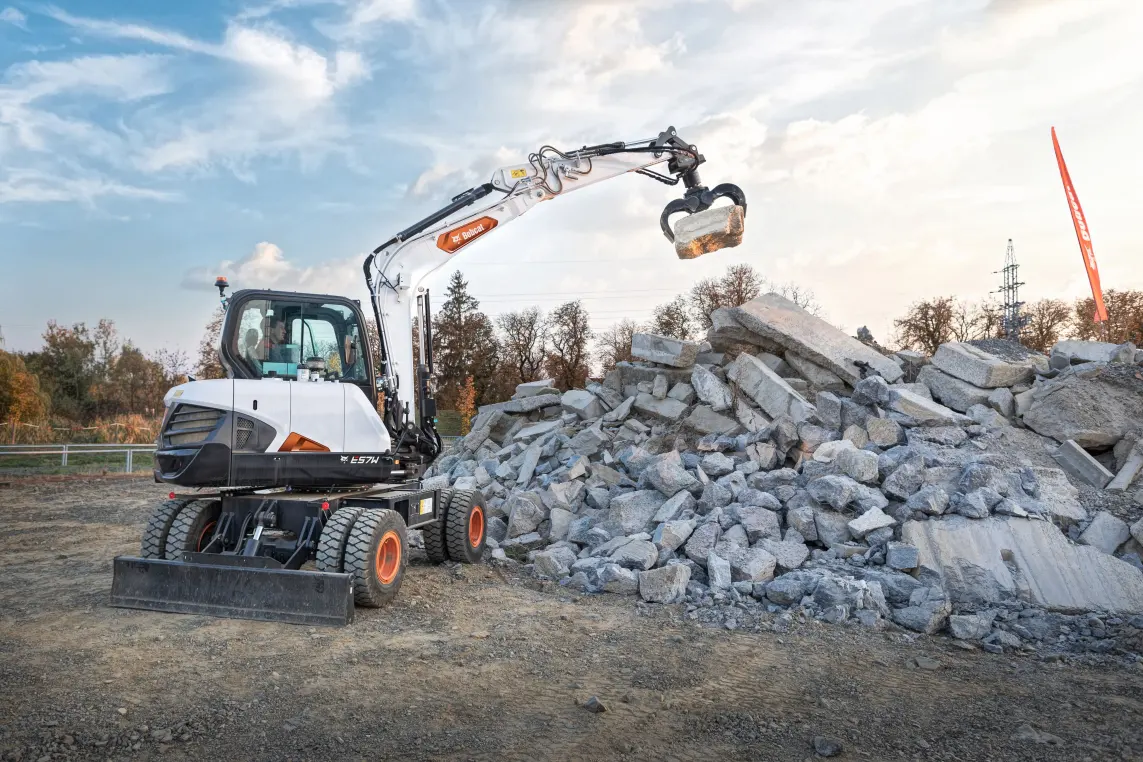 Bobcat E57W for demolition