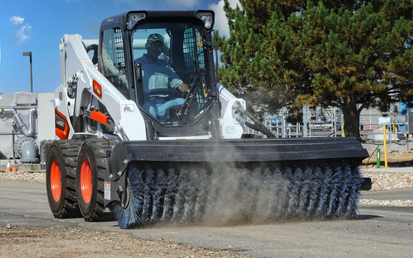 Bobcat S650: Versatile Attachments