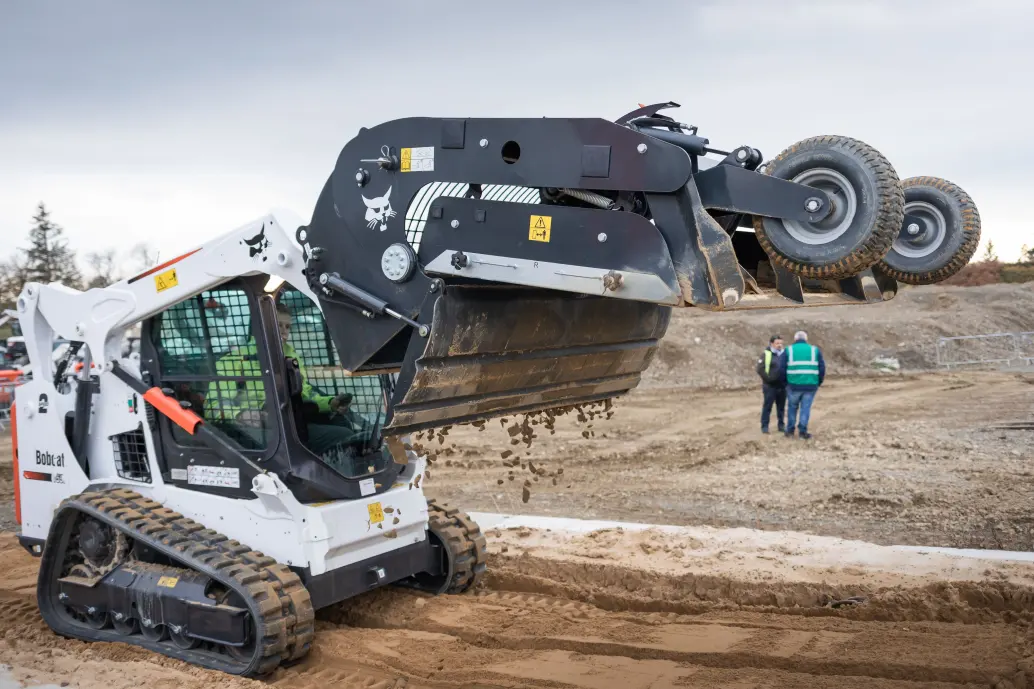 Bobcat T590: Versatile Attachments