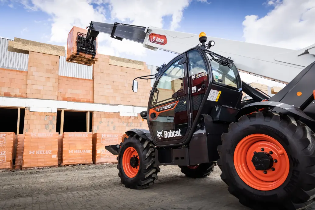 Bobcat T41.140 SLP: Versatile Traction Options