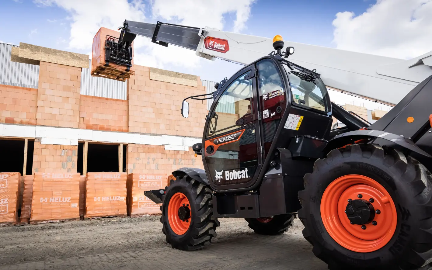 Bobcat T41.140 SLP: Versatile Traction Options