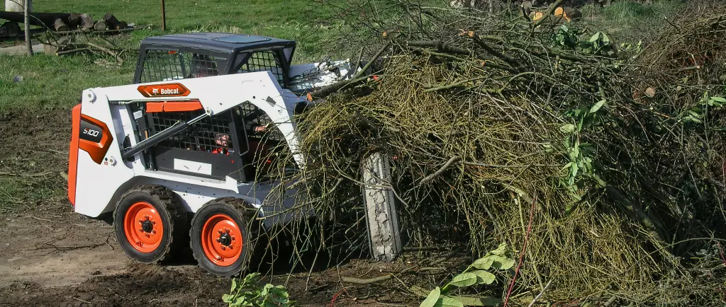 Bobcat S100 with pallet forks for landscaping – view 2
