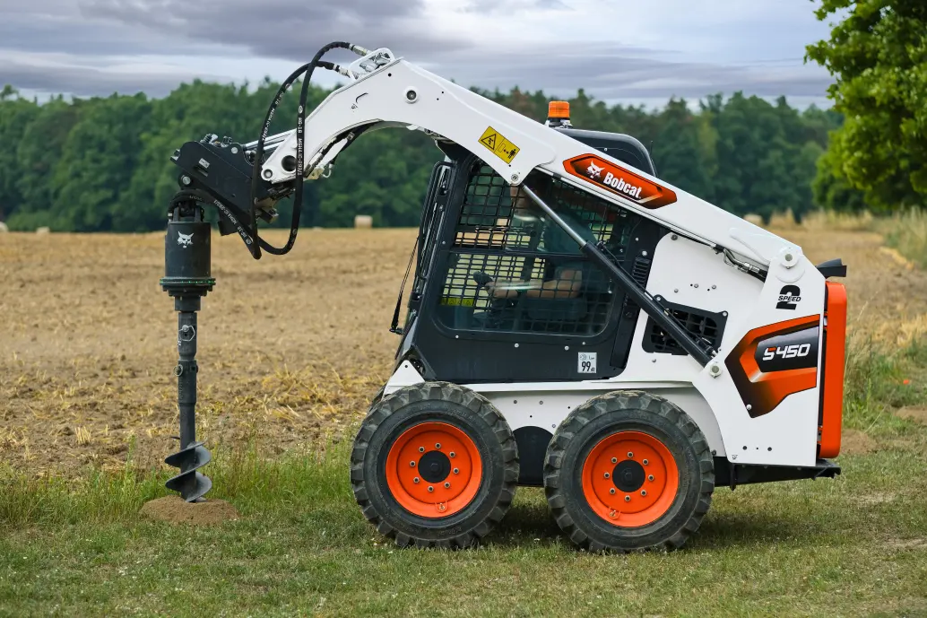 Bobcat S450 with auger – view 2