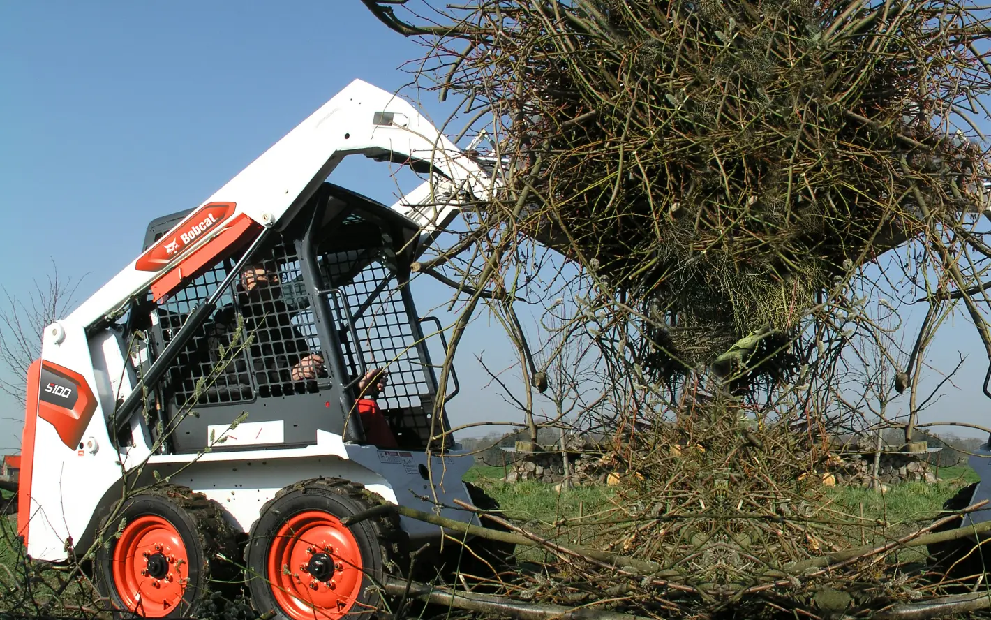 Bobcat S100: Versatile Attachments