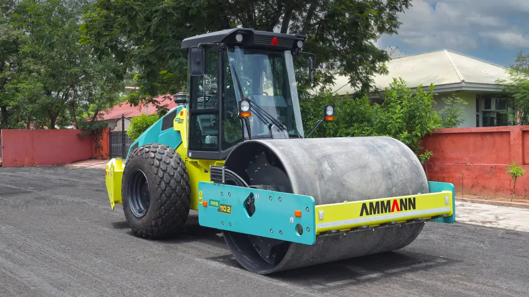 Ammann ARS 110.2 with soil compactor – view 4