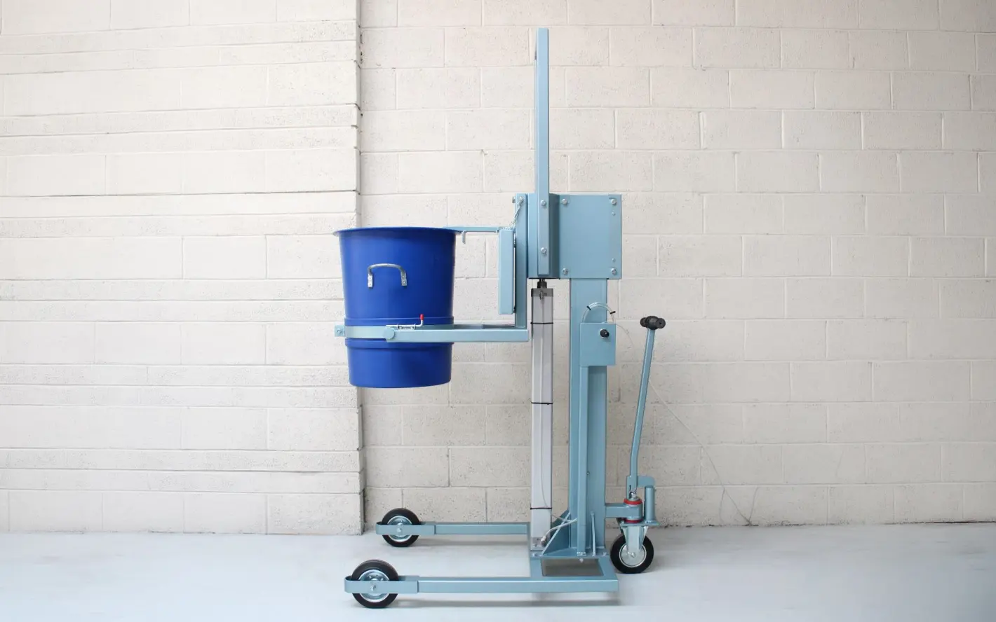 Power Sprays Pneumatic Bucket Lifter: Easy Maneuverability