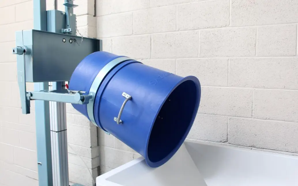 Power Sprays Pneumatic Bucket Lifter: Direct Pouring Capability